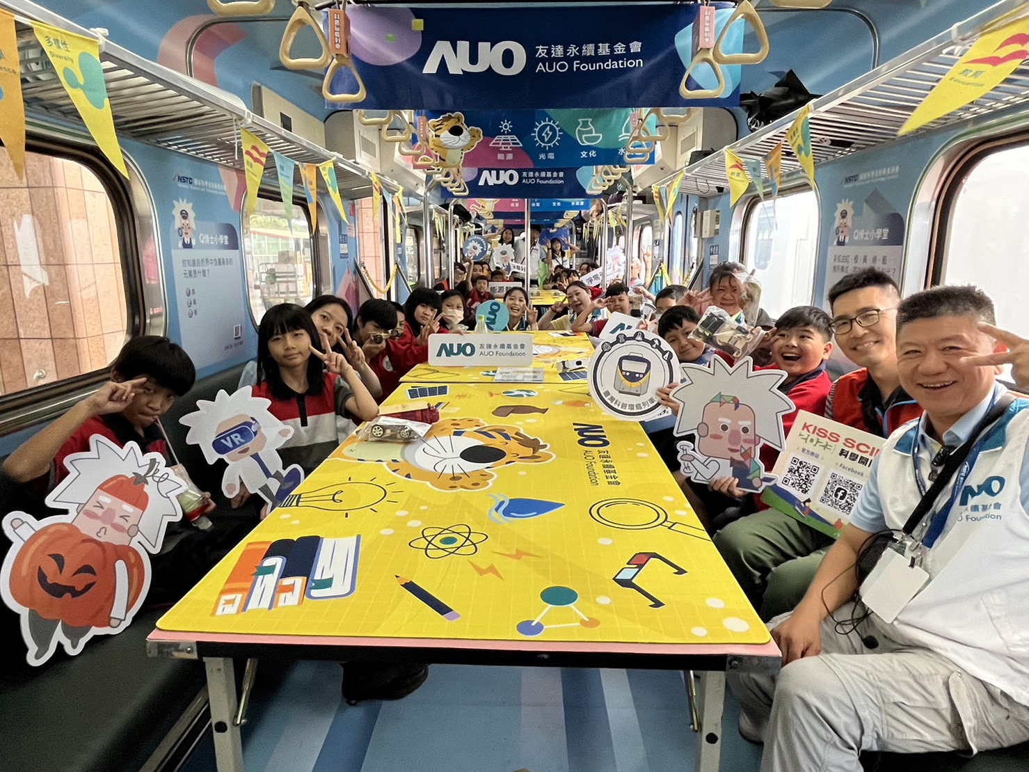 彩虹多多永續基金會參與「臺灣科普環島列車」，設計基礎科學車廂課程，以「淨零碳排和永續能源」為主題，讓學生透過創意實驗認識淨零知識，以及思考生活中的減碳行為