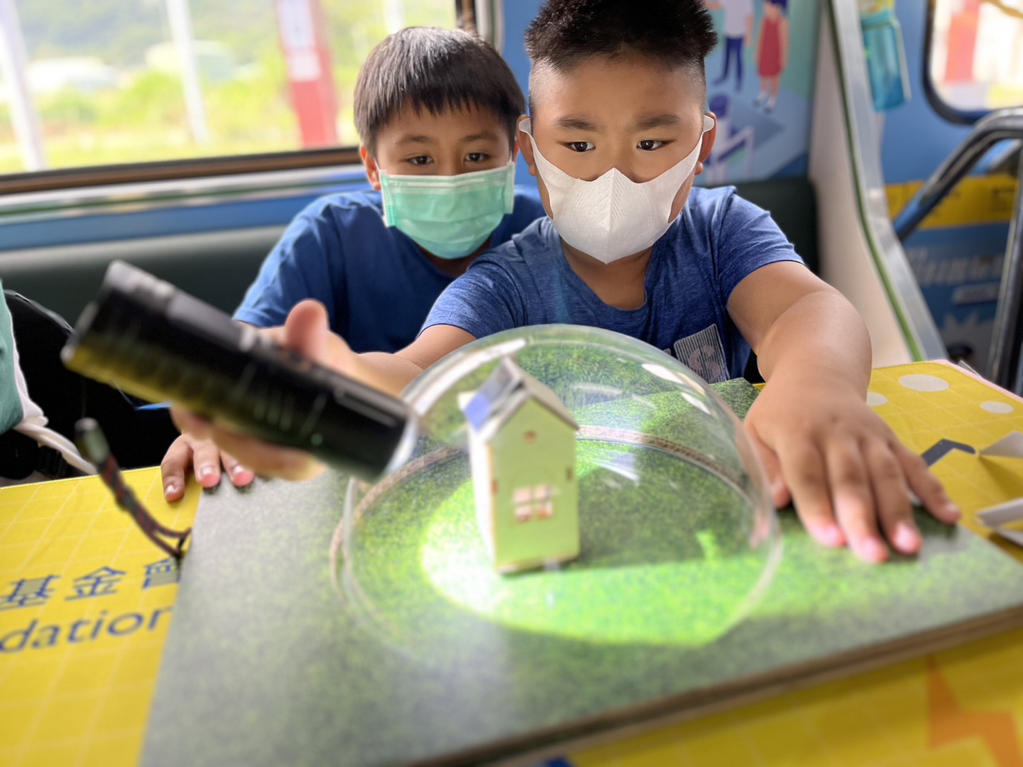彩虹多多參與基礎科學主題車廂，以STEAM教學精神，設計「逐日科學家」、「太陽能工程師」以及「淨零建築師」三大能源科普課程和實驗